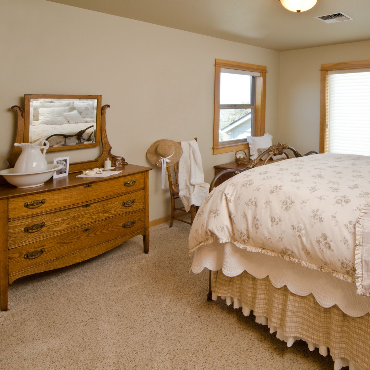 organize-your-bedroom-with-drawer