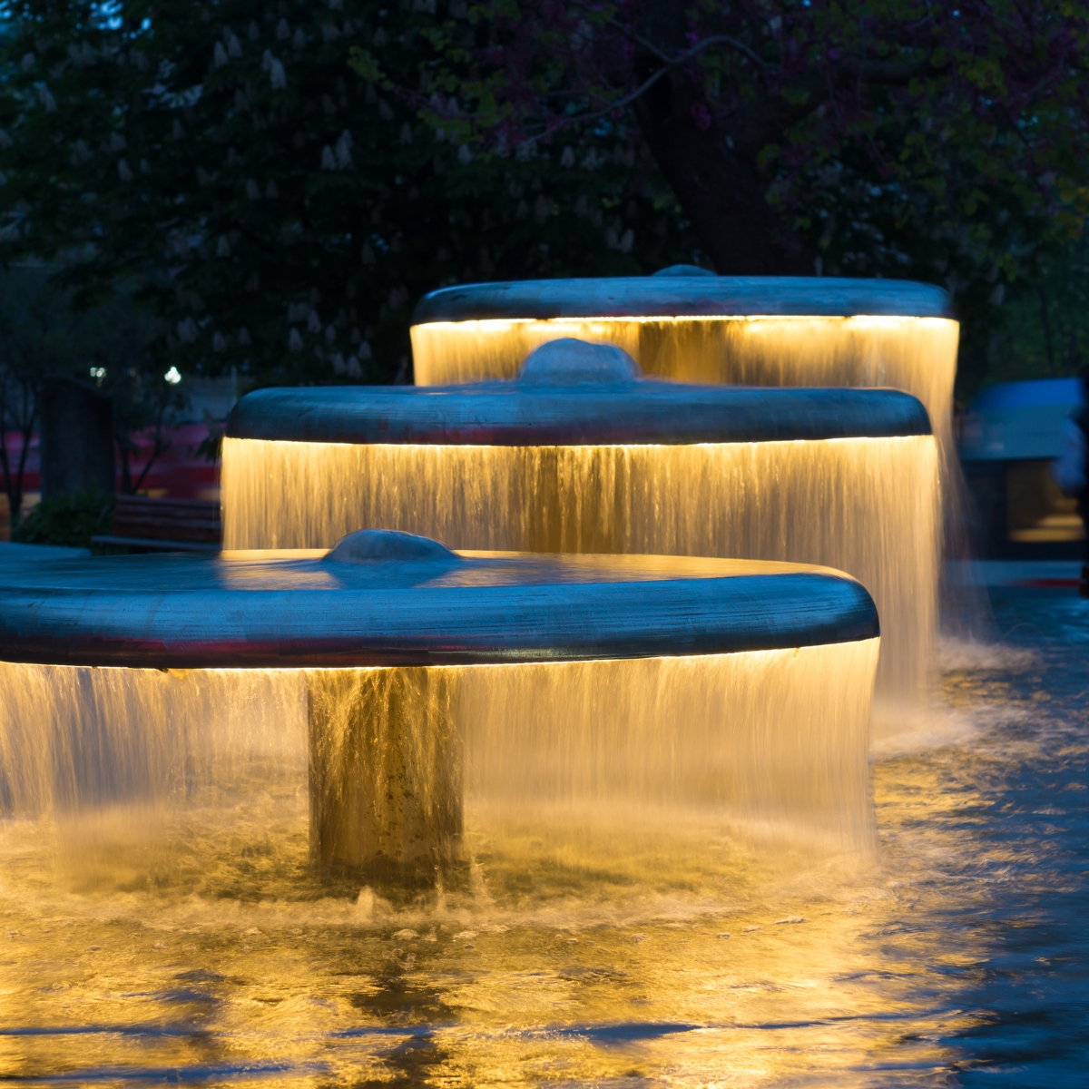 Illuminated water feature with reflective lighting