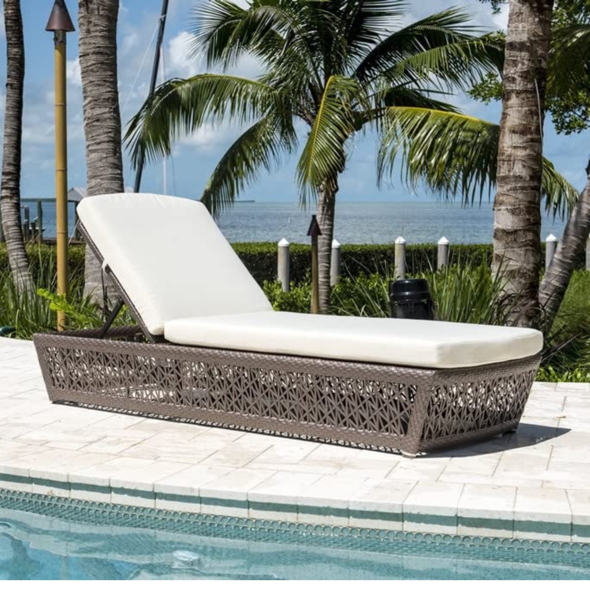 wicker chaise lounge chair